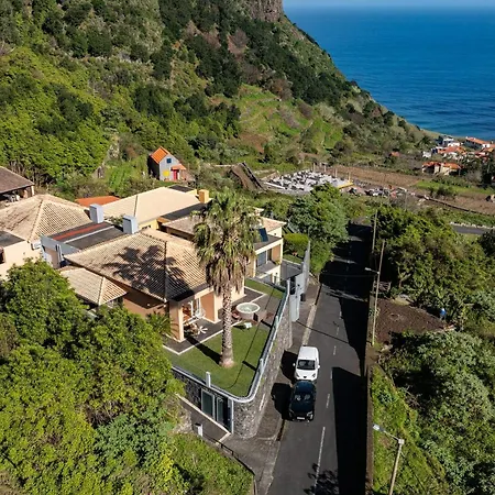 Casa Da Fajã Do Amo By An Island